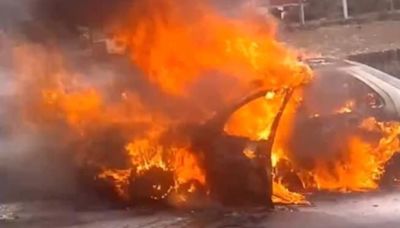 Pipero apaga incendio de un automóvil en la carretera México Cuernavaca