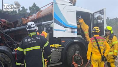 快訊／土石鬆滑高雄砂石車翻覆 後車斗「重壓車頭」駕駛受困命危