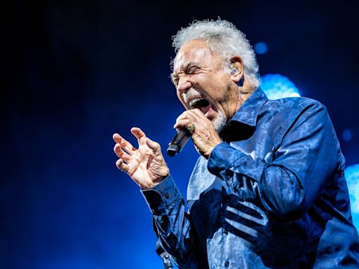 Tom Jones, el joven marciano de 84 años que cuenta y canta batallitas