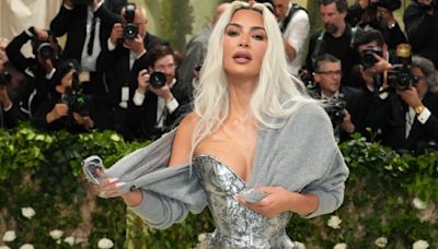 Como Kim Kardashian entra em pequeno espartilho? Conheça táticas da socialite para deixar cintura minúscula em looks