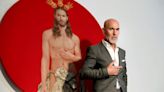 "Un Jesús que no sufre y que cuestiona la noción de masculinidad": qué dicen los críticos de arte sobre el "Cristo sexualizado" que generó controversia en España