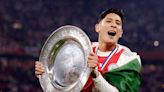 Edson Álvarez, el mejor mexicano del momento en Europa al coronarse campeón