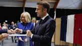 En images : bain de foule et vote pour Emmanuel et Brigitte Macron au Touquet