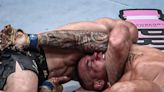 Con sangre y sudor, pero sin lágrimas Islam Makhachev mantiene su faja al vencer a una leyenda en la UFC 302