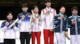 Los tiradores chinos Huang Yuting y Sheng Lihao, primera medalla de oro de los Juegos de París