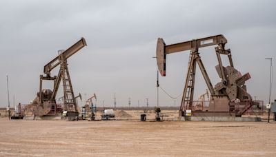 Oil Declines With US Stockpiles and Mideast Tensions in Focus