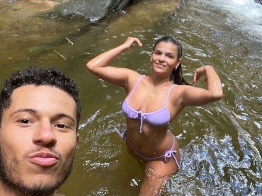 Ex-atriz mirim, irmã caçula de Bruna Marquezine surge com namorado na cachoeira