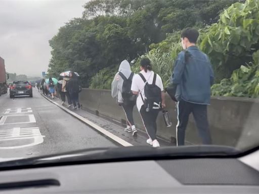 國道驚見「30名學生排隊」淋雨走路肩 警方回應了