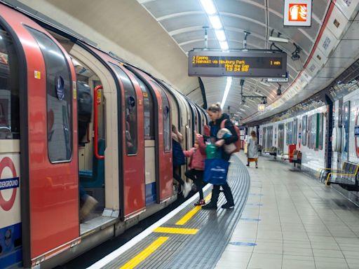 London travel news LIVE: Central line 'nightmare' as Tube, Overground and Elizabeth line services disrupted