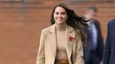 El abrigo más atemporal y un minibolso con raíces españolas: Kate Middleton acierta en su regreso