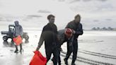 Entre lágrimas y rabia, migrantes intentan cruzar a Reino Unido desde una playa francesa