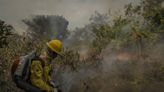 Brigadistas combatem fogo no rio Paraguai para salvar ribeirinhos do pantanal