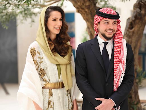 Hussein et Rajwa de Jordanie : sortie de la maternité sous les flashs avec la petite Iman