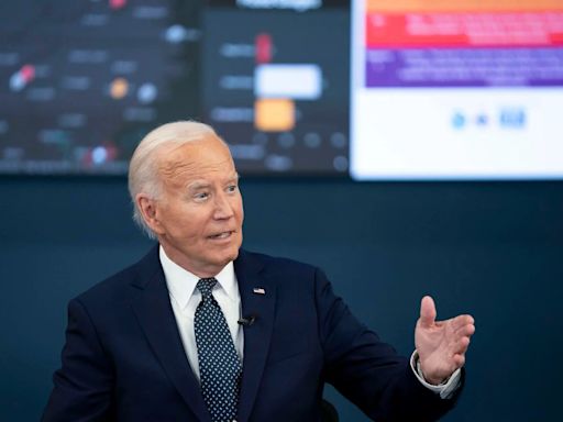 Biden acorta la ventaja de Trump en estados bisagra, según una encuesta de Bloomberg