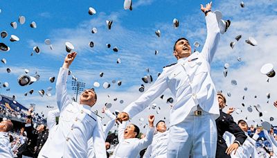 今日信報 - EJ Global - 海軍畢業 拋帽慶祝 - 金錢圖譜 - 信報網站 hkej.com