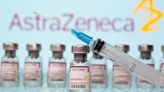 AstraZeneca admite que su vacuna contra el covid puede provocar efectos secundarios en "casos muy raros"