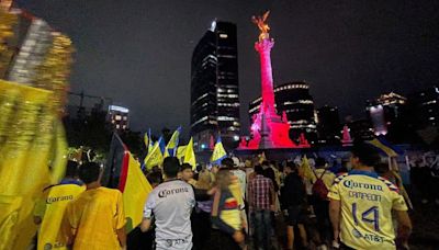 Afición del América celebra en El Ángel de la Independencia