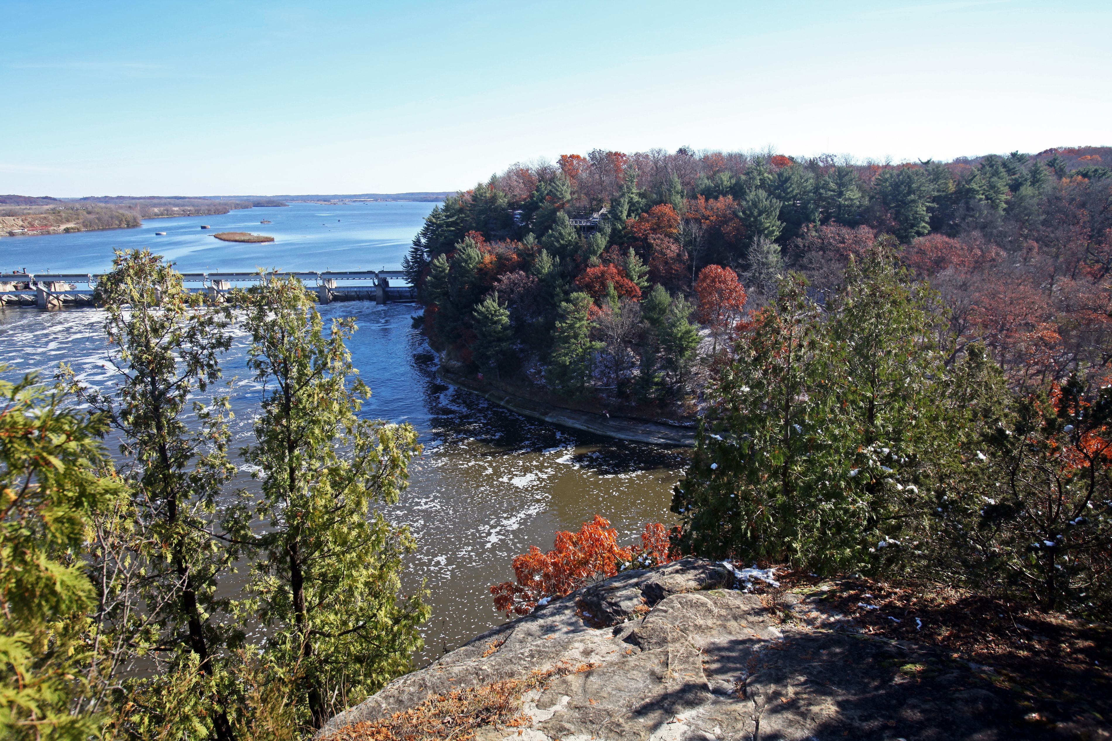 Reports: 1 man dead from canyon fall at Starved Rock State Park in Illinois