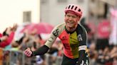 Giro: Cort gana una etapa con mucho frío y lluvia, Thomas sigue de líder
