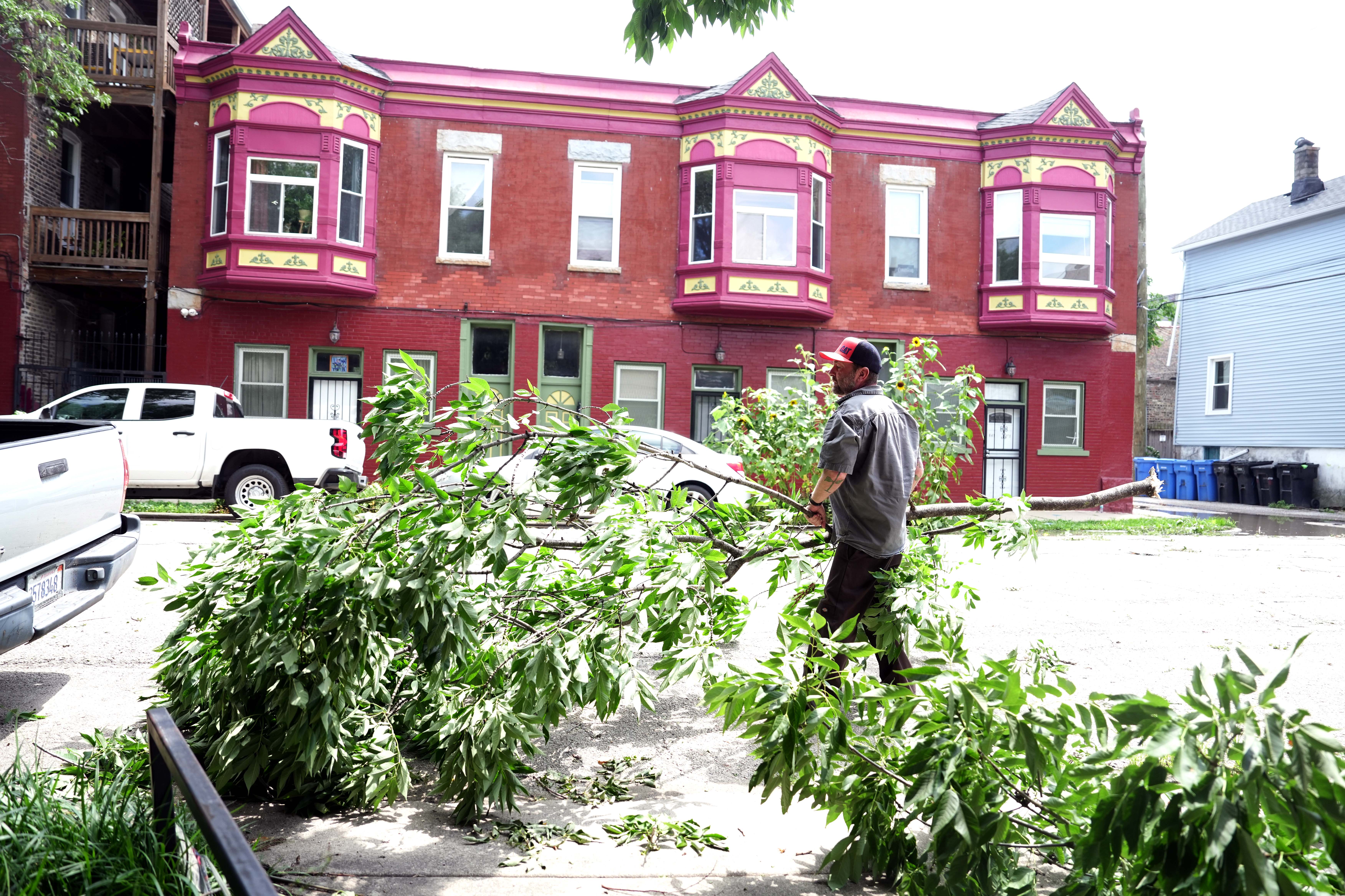 Chicago hit by derecho, 160,000 still without power