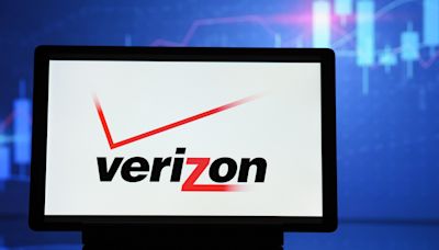 Verizon customers struggle to use mobile phones during widespread carrier outage