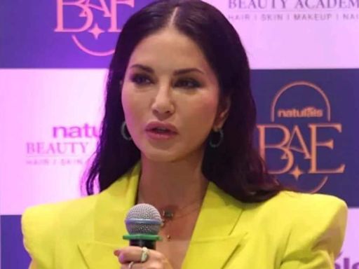 Sunny Leone Inaugurates Naturals' First Beauty And Experience Outlet In Bengaluru - News18
