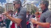 VIDEO: Con "himno" de Molotov que critica al PRI, hombre apoya Marcha Marea Rosa en España y desata burlas en redes