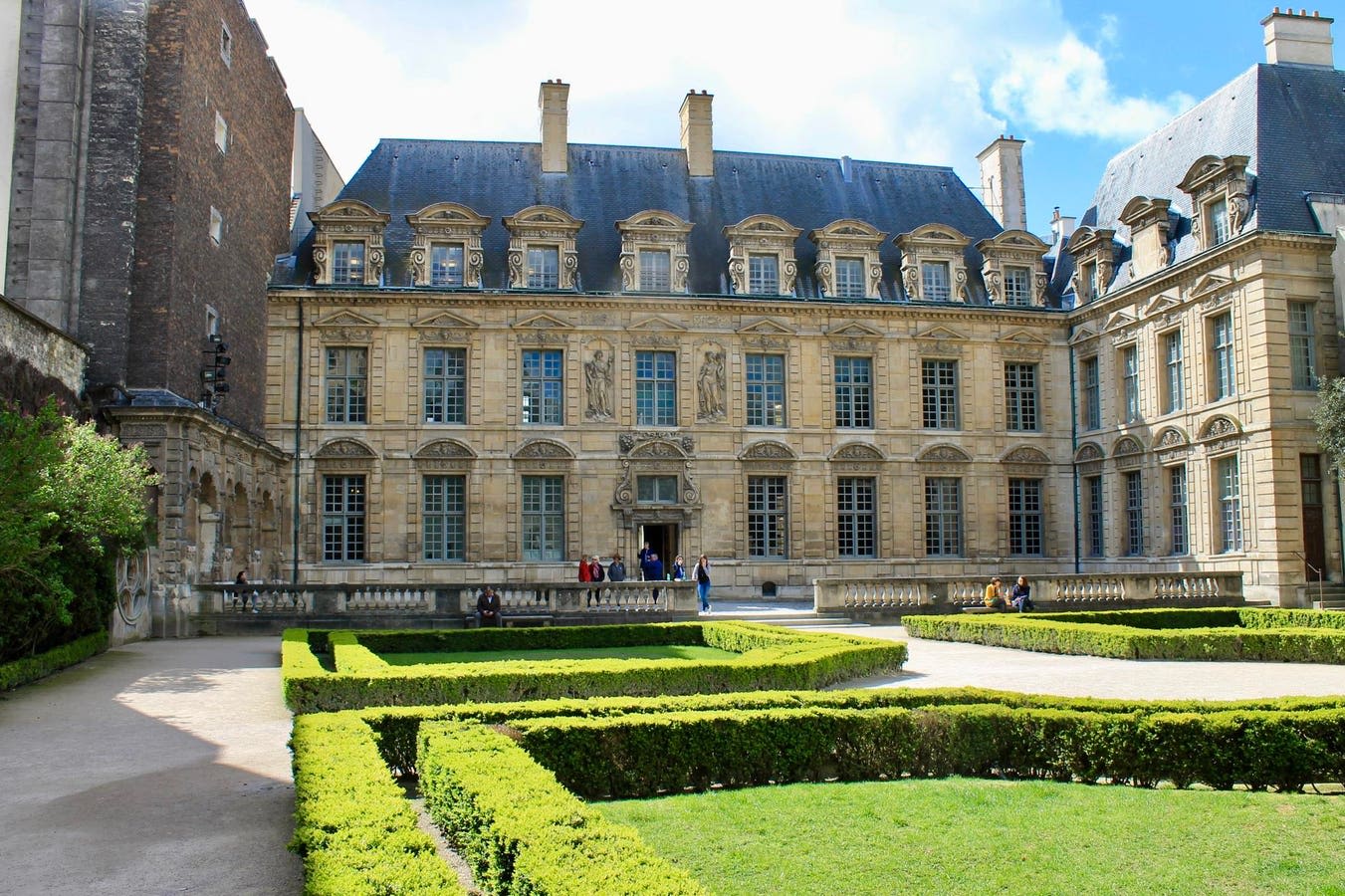 Where To Find Paris’ Historic Literary Sites: From Hemingway To Hugo