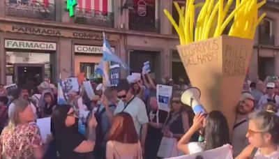 Protestaron contra Milei con un cono de papas fritas en Madrid y el hecho se viralizó en las redes | Por las redes