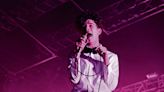 The 1975 enfrenta demanda por beso de Matty Healy a su bajista en Malasia