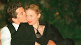 Los inolvidables looks con los que Carolyn Bessette sigue inspirándonos 25 años después de su muerte