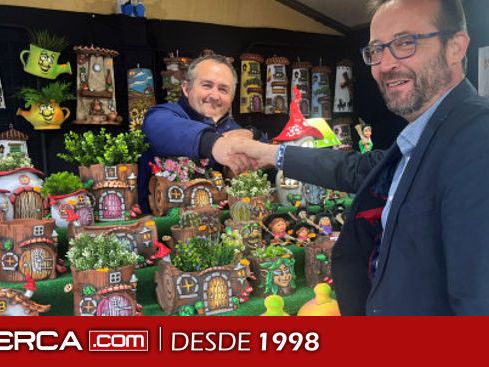 Carlos Calero espera que la I Feria de Artesanía en Primavera, que se celebra hasta el 12 de este mes en el Paseo de la Feria, sea todo un éxito y tenga continuidad en el tiempo