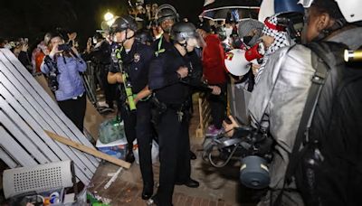 Irruzione della polizia nel campus di Ucla per sgomberare le proteste pro-Palestina