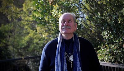 Entrevista a Pedro Engel, astrólogo y escritor: “Leer me salvó la vida”
