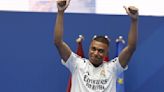 Mbappé ya firmó contrato con el Real Madrid y lo presentaron en el Bernabeú: ‘Hoy se realiza mi sueño’