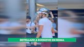 Novak Djokovic aparece con un casco de ciclista tras el botellazo en la cabeza