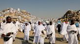 Bajo el calor, una marea de fieles prosigue la peregrinación del hach en el monte Arafat