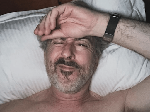 Alan Cumming Reacts To Emmy Win With 3am Selfies From Bed