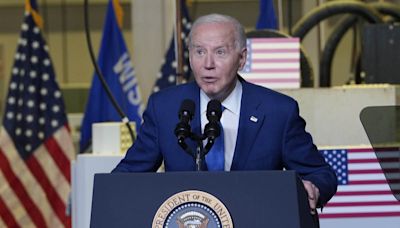 La campaña de Biden lanza anuncio para advertir a los latinos que su atención médica corre peligro - La Opinión