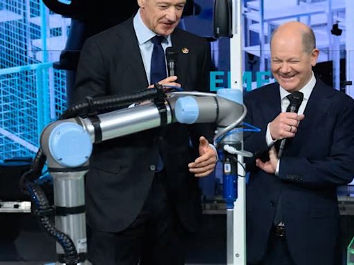 Olaf Scholz: Roboter wehrt sich - Beim Kanzler zickt modernste Technik rum!