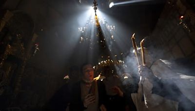 Cheers and flames as Orthodox worshipers greet the ancient ceremony of the ‘Holy Fire’