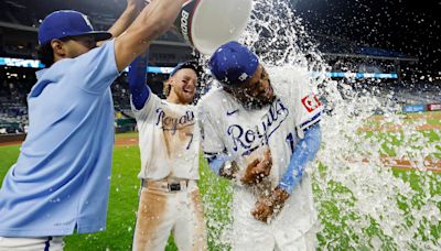 Michael Massey, Maikel Garcia key a 7th-inning rally for the Royals in a 3-2 win over the Brewers