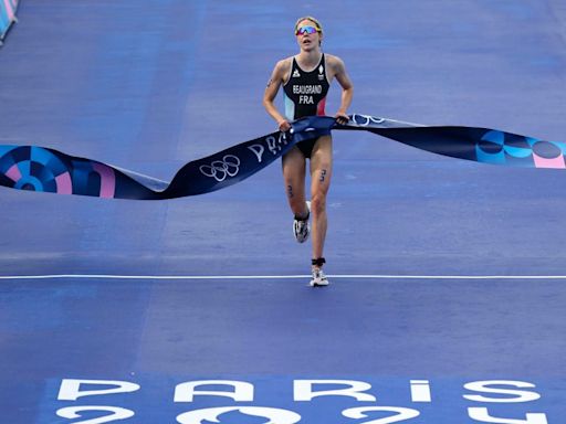 Triunfa la francesa Beaugrand en triatlón femenino