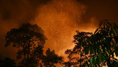 Feuerwehr in Nepal kämpft gegen Waldbrand nahe der Hauptstadt Kathmandu