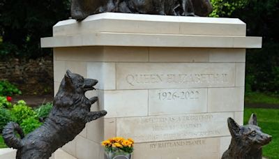 Estátua da Rainha Elizabeth lançada no 98º aniversário, Corgis adicionados à base