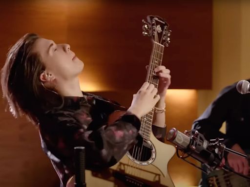 Marcin brings virtuosic acoustic playing to mainstream TV – and tackles Tim Henson’s guest solo with a mid-song guitar switch – in Late Show performance
