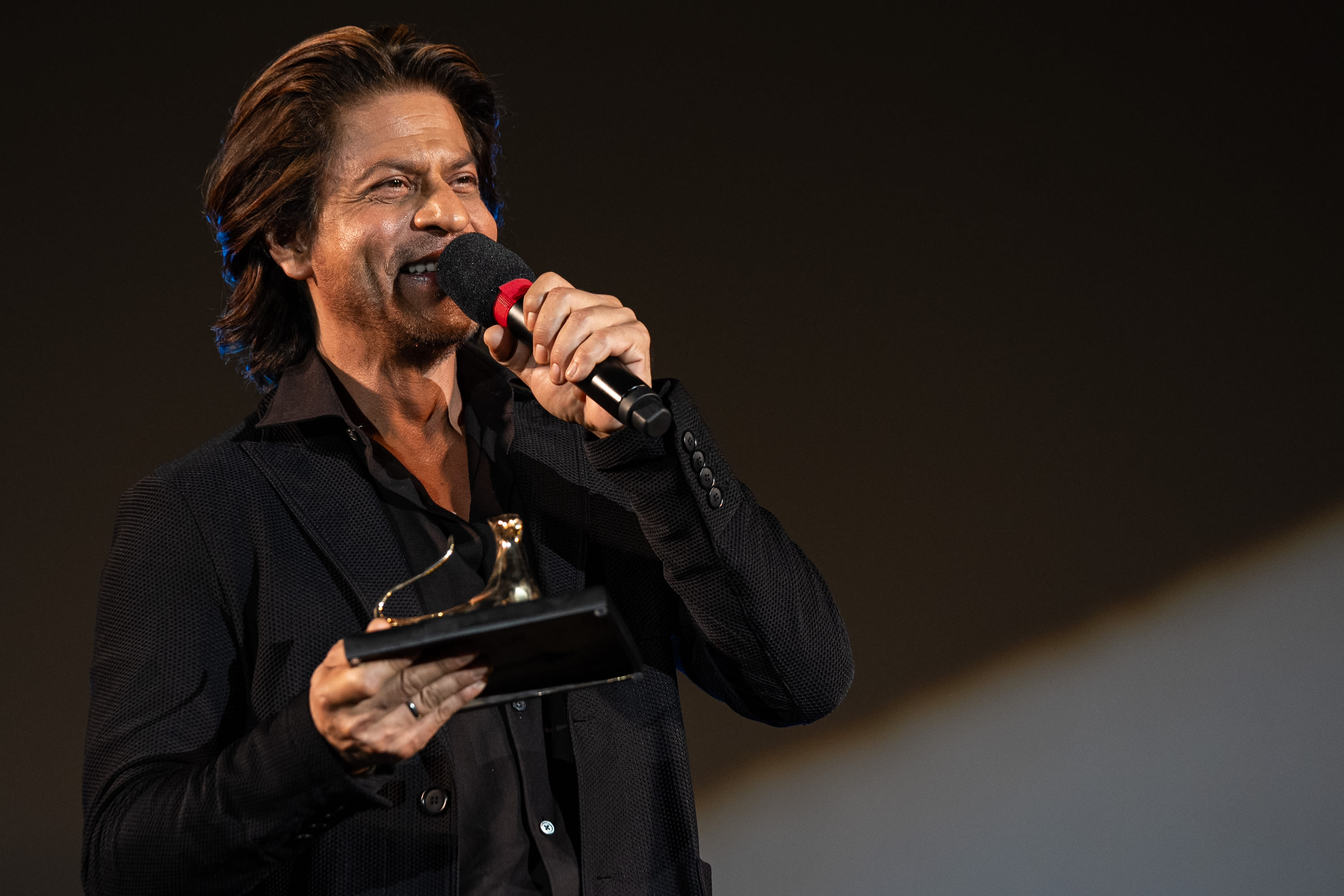 Shah Rukh Khan Charms Locarno Crowd As He Talks Stardom, Brad Pitt & Jackie Chan Friendship: “He Promised ...