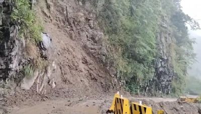 中橫便道下大雨！邊坡又落石 中午班次取消開放