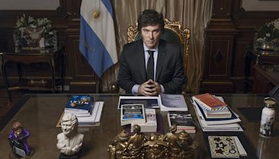 Libros y esculturas: uno por uno los objetos que aparecen en el escritorio de Javier Milei, según la foto de la revista Time
