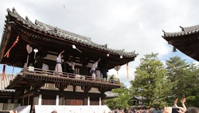 觀光客嗨翻了 奈良「撒團扇」時隔4年重新舉辦